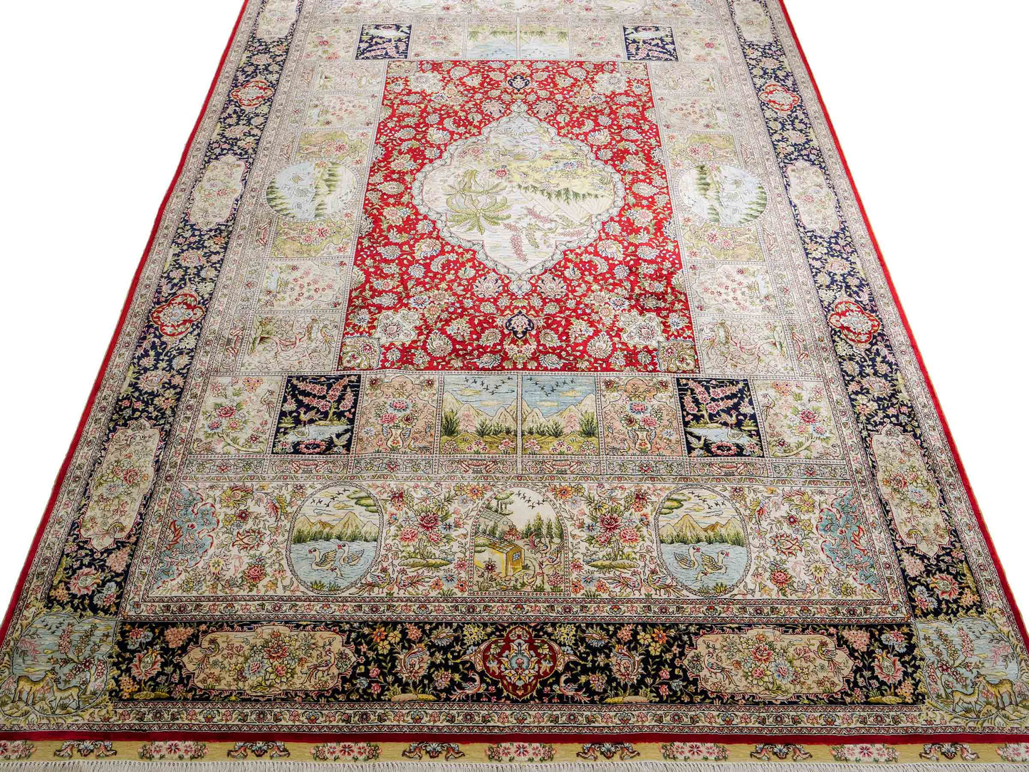 Sehr feiner, handgeknüpfter Khademi Orientteppich mit Ghom Design aus reiner Seide, rot, blau, creme, multicolor. 278x189 cm. Vertrieb durch Jupiter Intl.