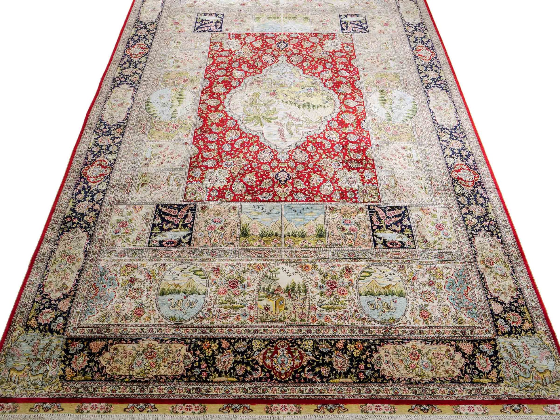 Sehr feiner, handgeknüpfter Khademi Orientteppich mit Ghom Design aus reiner Seide, rot, blau, creme, multicolor. 278x189 cm. Vertrieb durch Jupiter Intl.