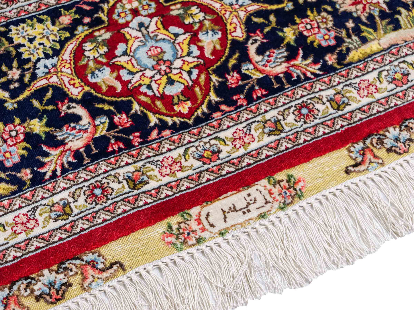 Sehr feiner, handgeknüpfter Khademi Orientteppich mit Ghom Design aus reiner Seide, rot, blau, creme, multicolor. 278x189 cm. Vertrieb durch Jupiter Intl.