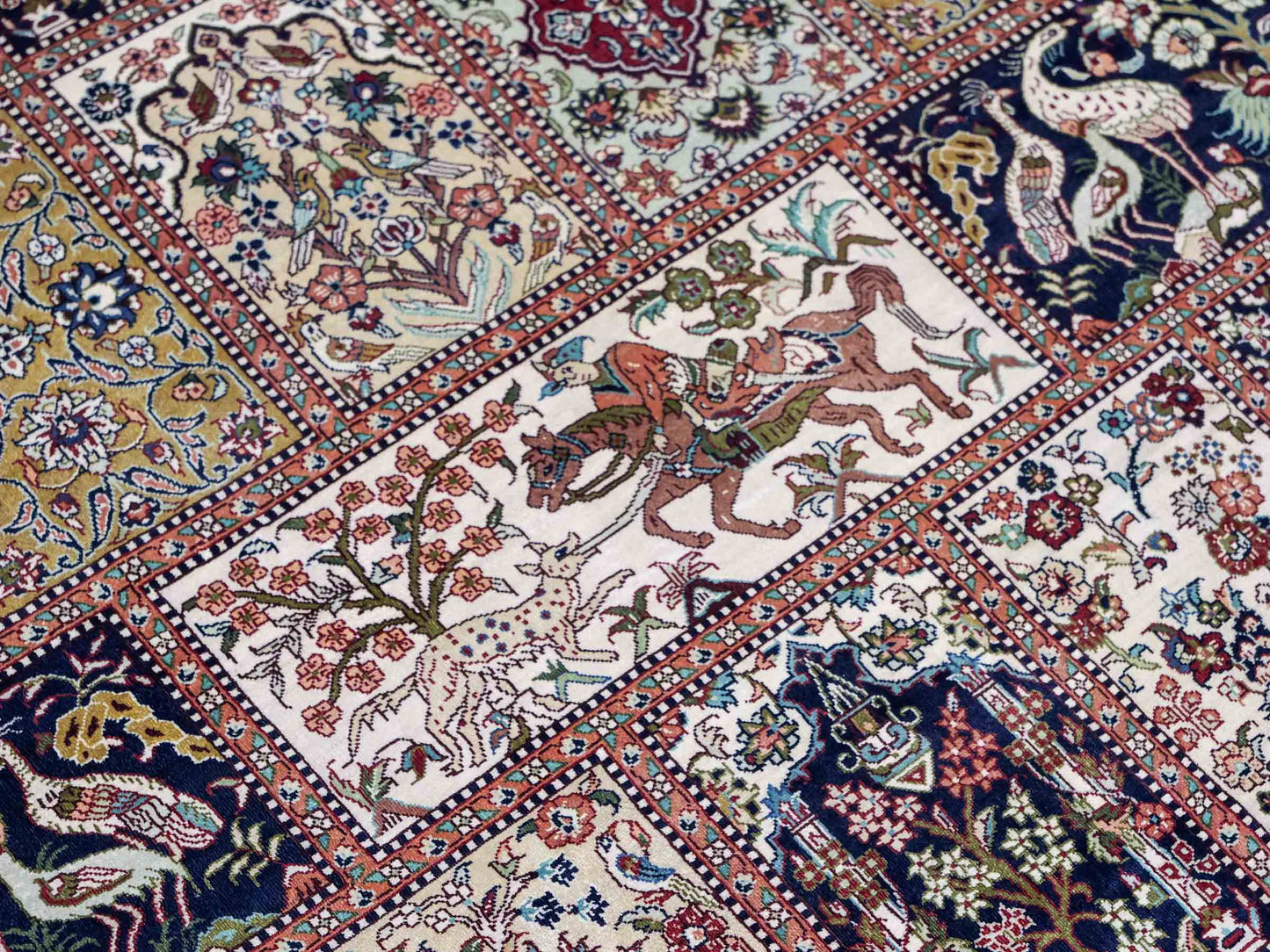 Sehr feiner, handgeknüpfter Khademi Orientteppich mit Ghom Design aus reiner Seide, rot, creme, blau, multicolor. 280x186 cm. Vertrieb durch Jupiter Intl.