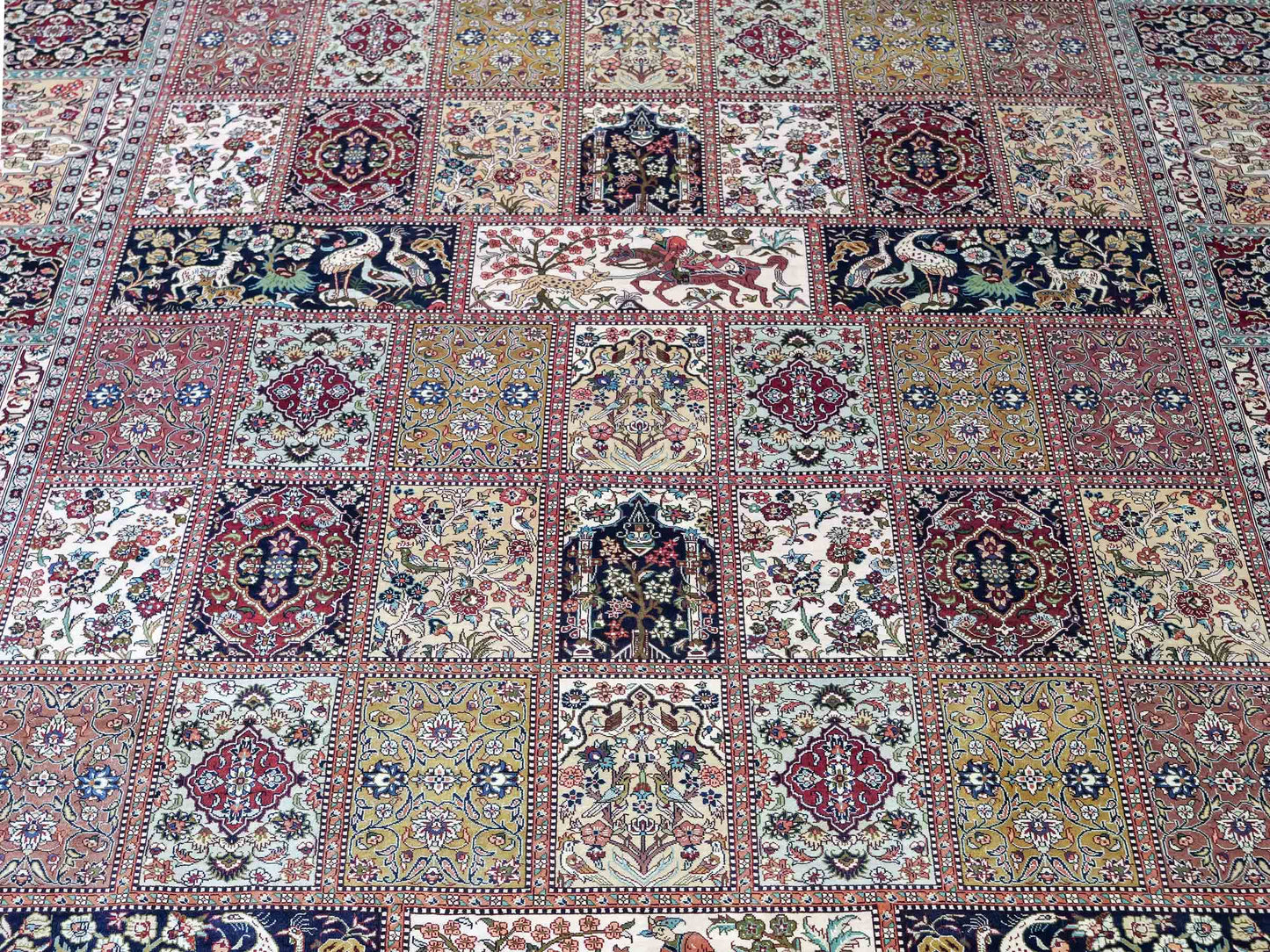 Sehr feiner, handgeknüpfter Khademi Orientteppich mit Ghom Design aus reiner Seide, rot, creme, blau, multicolor. 280x186 cm. Vertrieb durch Jupiter Intl.