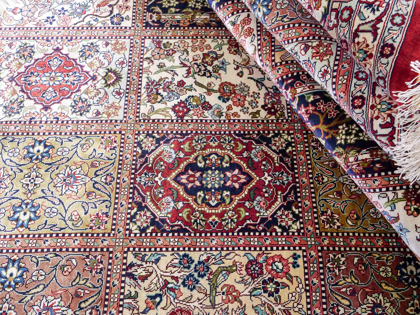 Sehr feiner, handgeknüpfter Khademi Orientteppich mit Ghom Design aus reiner Seide, rot, creme, blau, multicolor. 280x186 cm. Vertrieb durch Jupiter Intl.