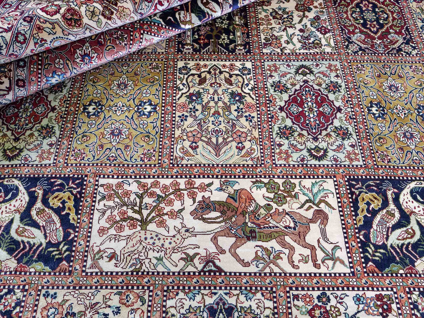Sehr feiner, handgeknüpfter Khademi Orientteppich mit Ghom Design aus reiner Seide, rot, creme, blau, multicolor. 280x186 cm. Vertrieb durch Jupiter Intl.