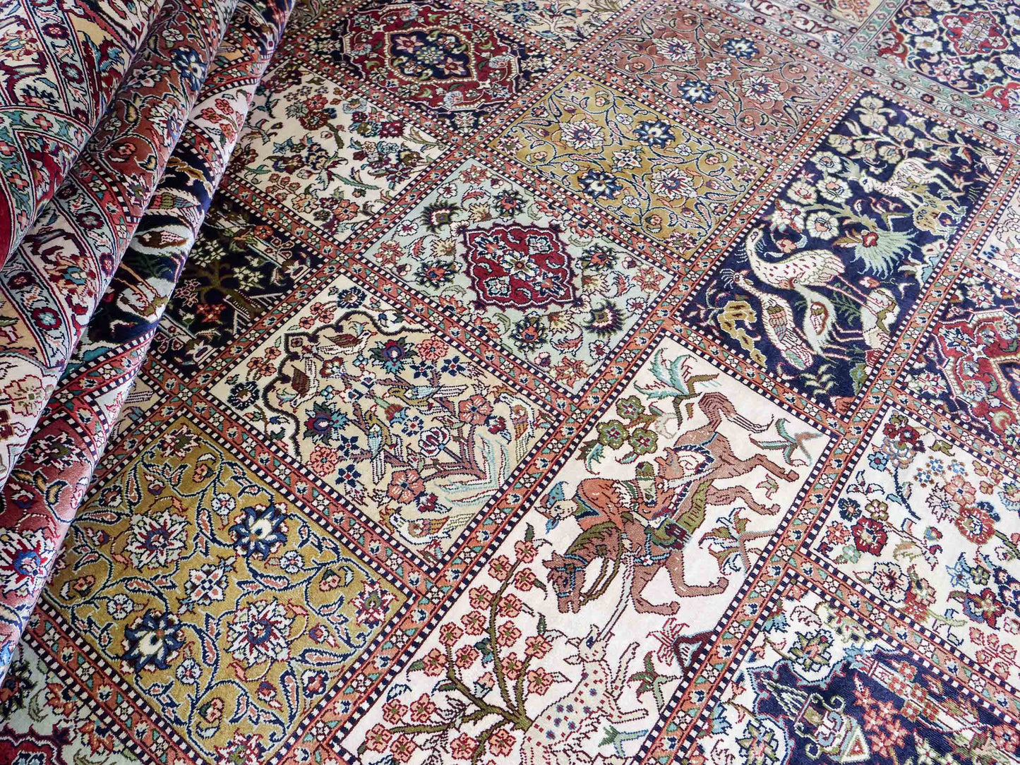 Sehr feiner, handgeknüpfter Khademi Orientteppich mit Ghom Design aus reiner Seide, rot, creme, blau, multicolor. 280x186 cm. Vertrieb durch Jupiter Intl.