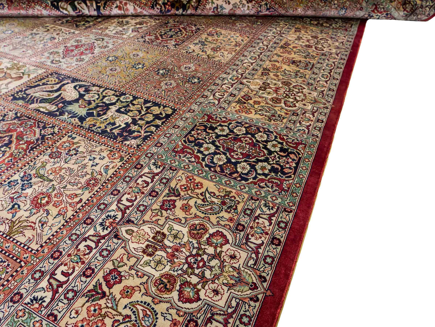 Sehr feiner, handgeknüpfter Khademi Orientteppich mit Ghom Design aus reiner Seide, rot, creme, blau, multicolor. 280x186 cm. Vertrieb durch Jupiter Intl.