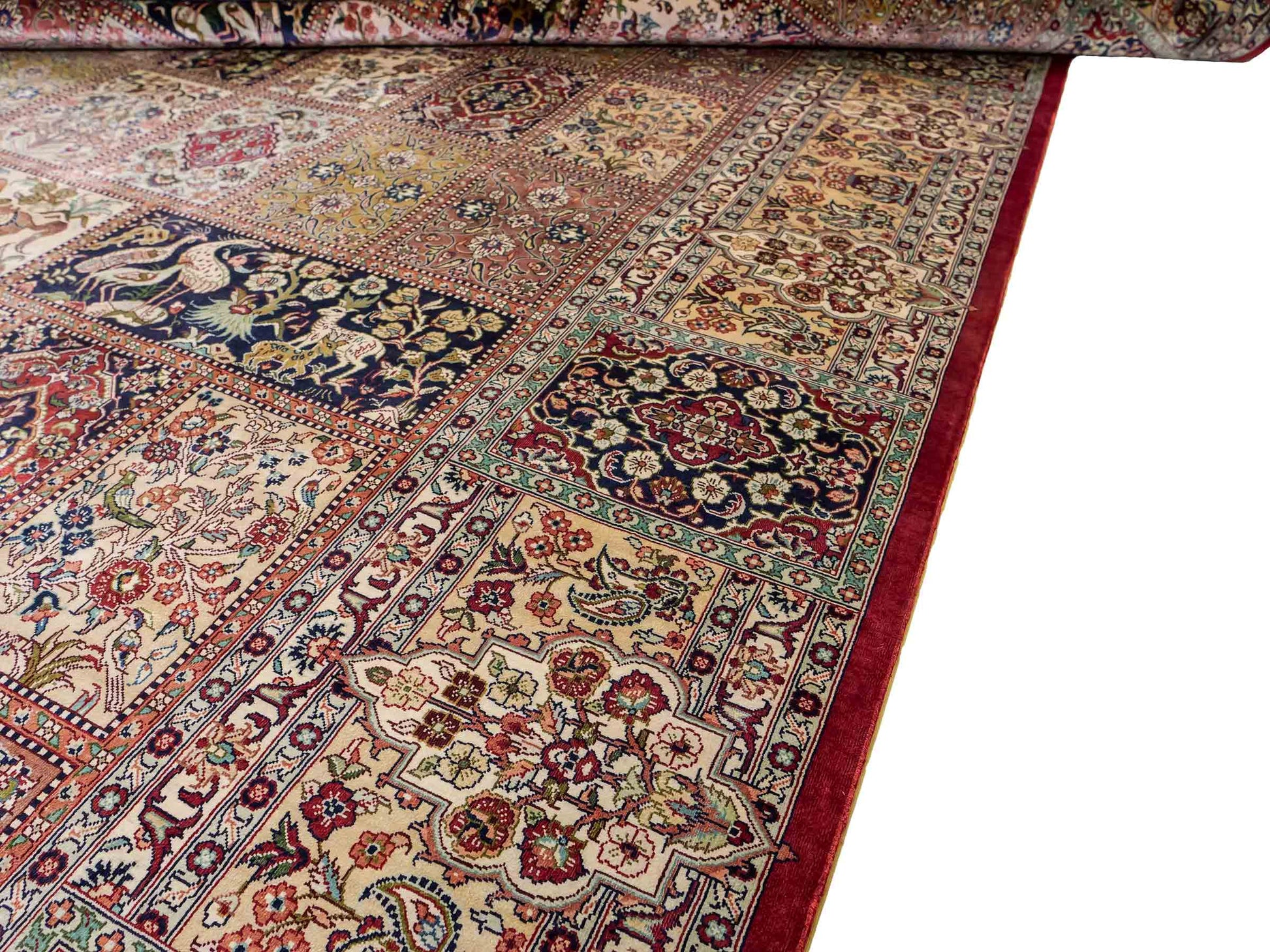 Sehr feiner, handgeknüpfter Khademi Orientteppich mit Ghom Design aus reiner Seide, rot, creme, blau, multicolor. 280x186 cm. Vertrieb durch Jupiter Intl.