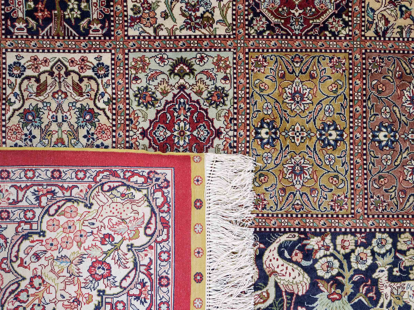 Sehr feiner, handgeknüpfter Khademi Orientteppich mit Ghom Design aus reiner Seide, rot, creme, blau, multicolor. 280x186 cm. Vertrieb durch Jupiter Intl.