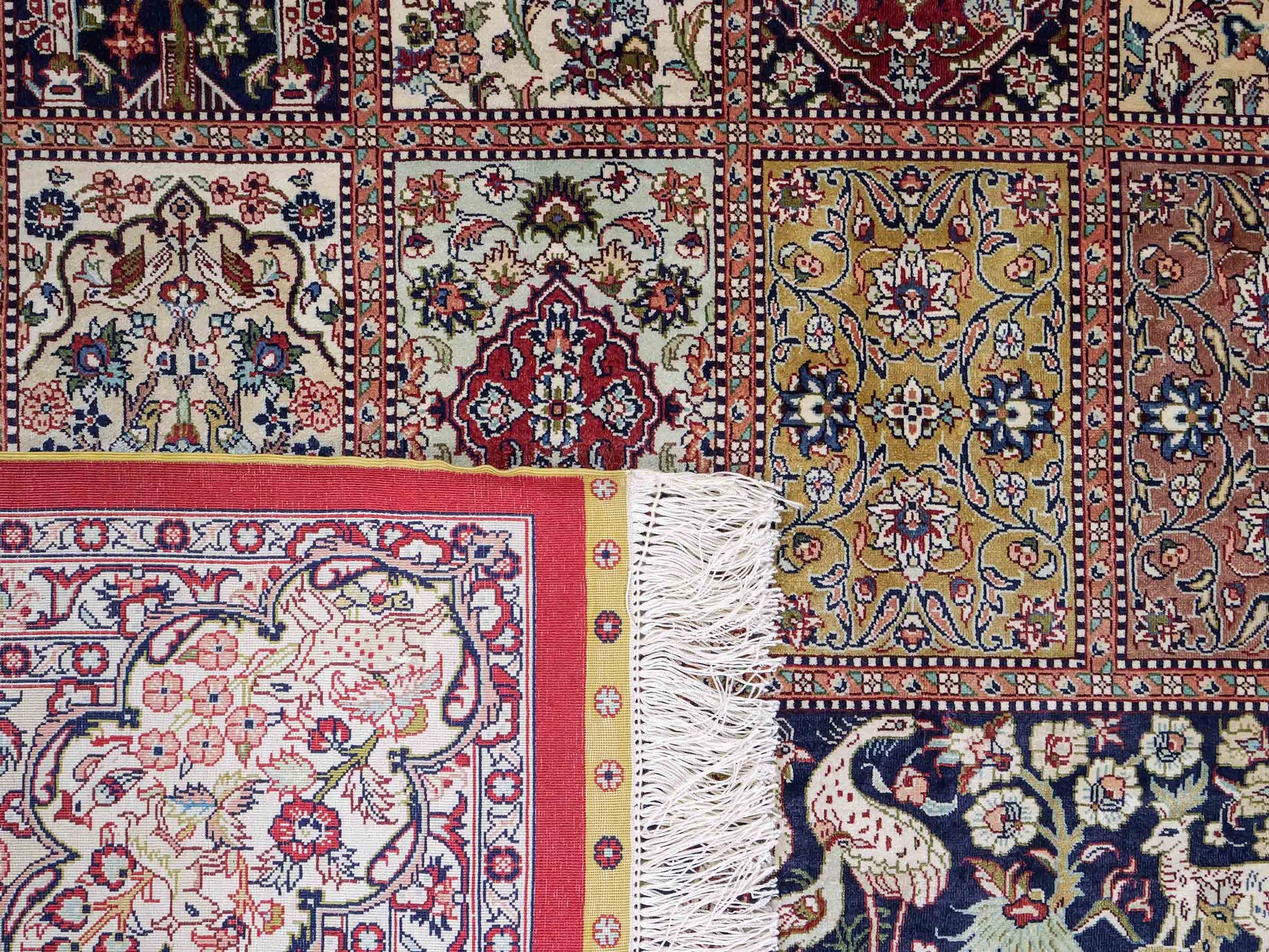 Sehr feiner, handgeknüpfter Khademi Orientteppich mit Ghom Design aus reiner Seide, rot, creme, blau, multicolor. 280x186 cm. Vertrieb durch Jupiter Intl.