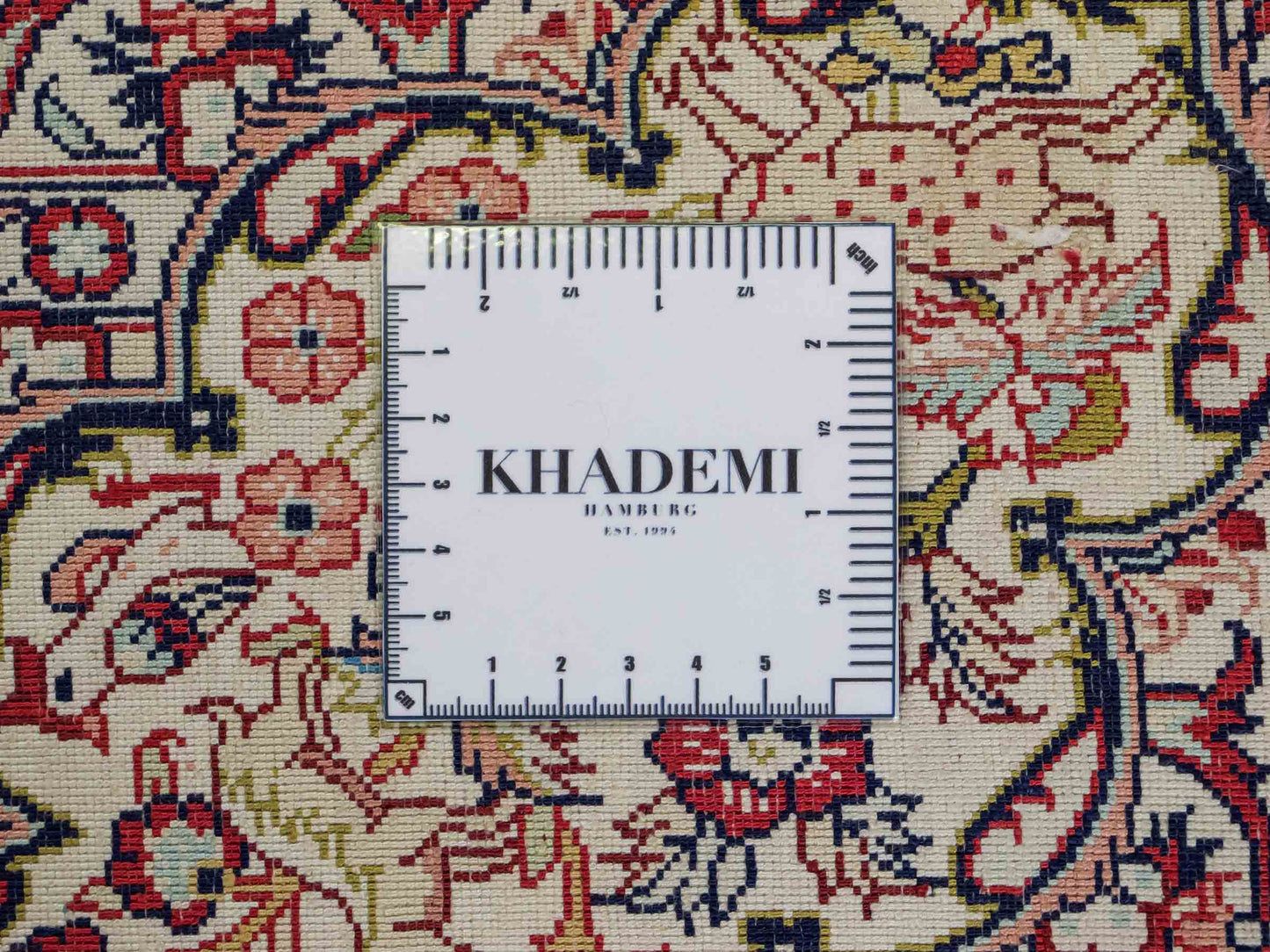Sehr feiner, handgeknüpfter Khademi Orientteppich mit Ghom Design aus reiner Seide, rot, creme, blau, multicolor. 280x186 cm. Vertrieb durch Jupiter Intl.
