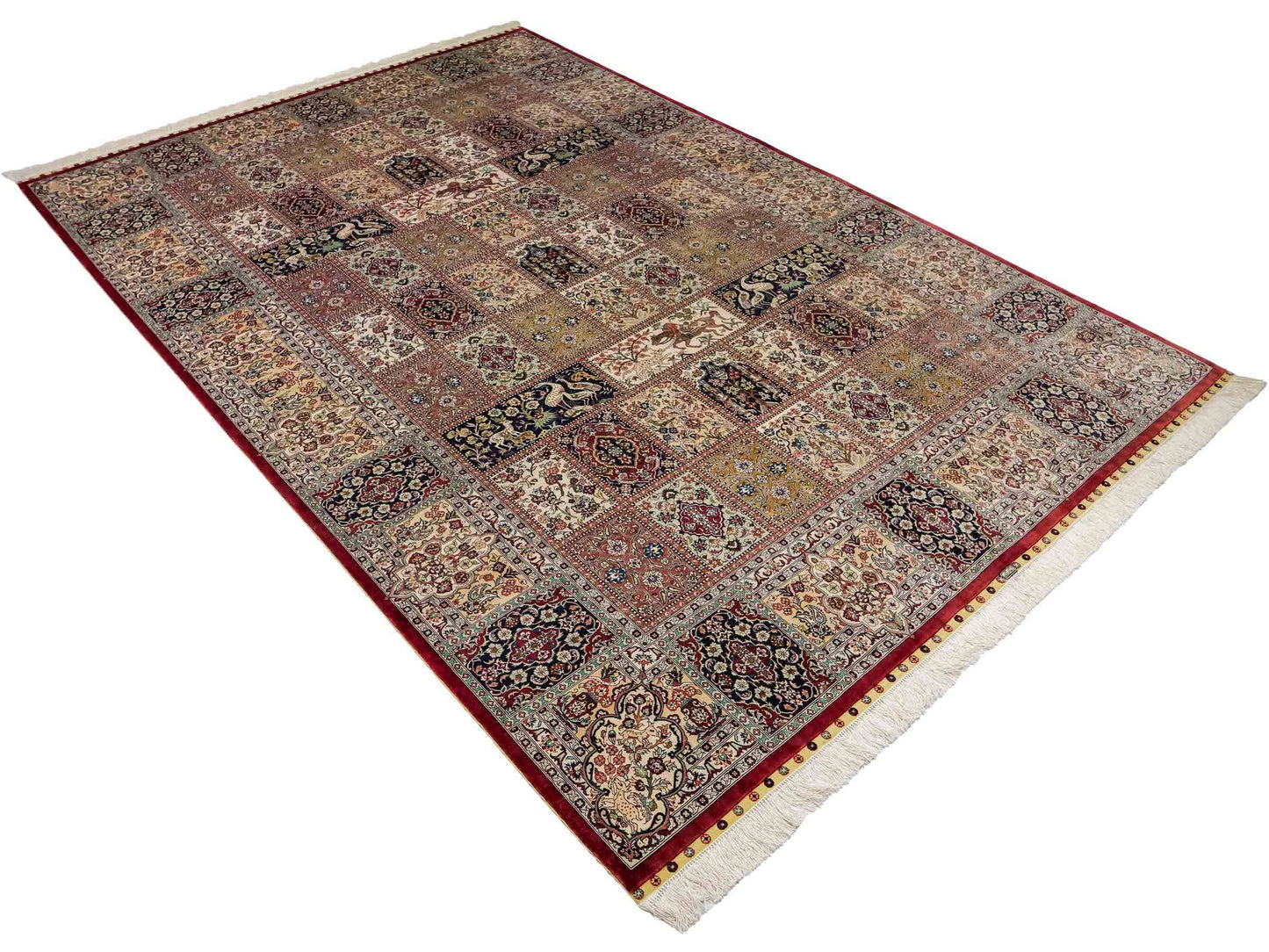 Sehr feiner, handgeknüpfter Khademi Orientteppich mit Ghom Design aus reiner Seide, rot, creme, blau, multicolor. 280x186 cm. Vertrieb durch Jupiter Intl.