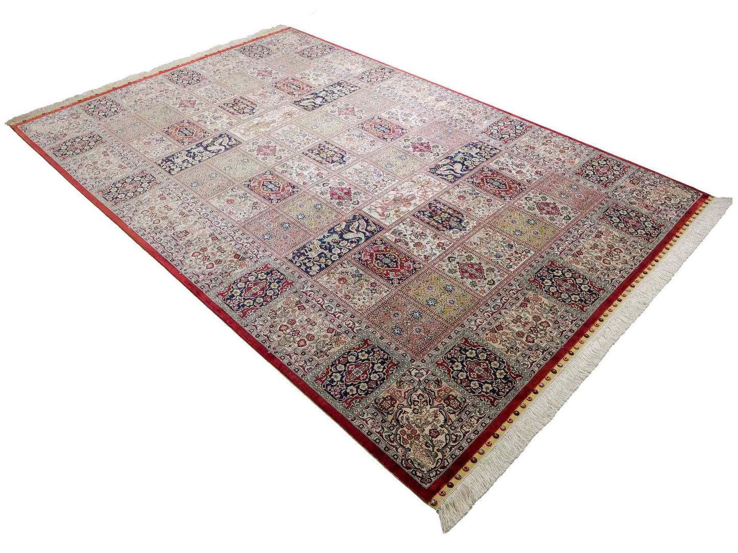 Sehr feiner, handgeknüpfter Khademi Orientteppich mit Ghom Design aus reiner Seide, rot, creme, blau, multicolor. 280x186 cm. Vertrieb durch Jupiter Intl.
