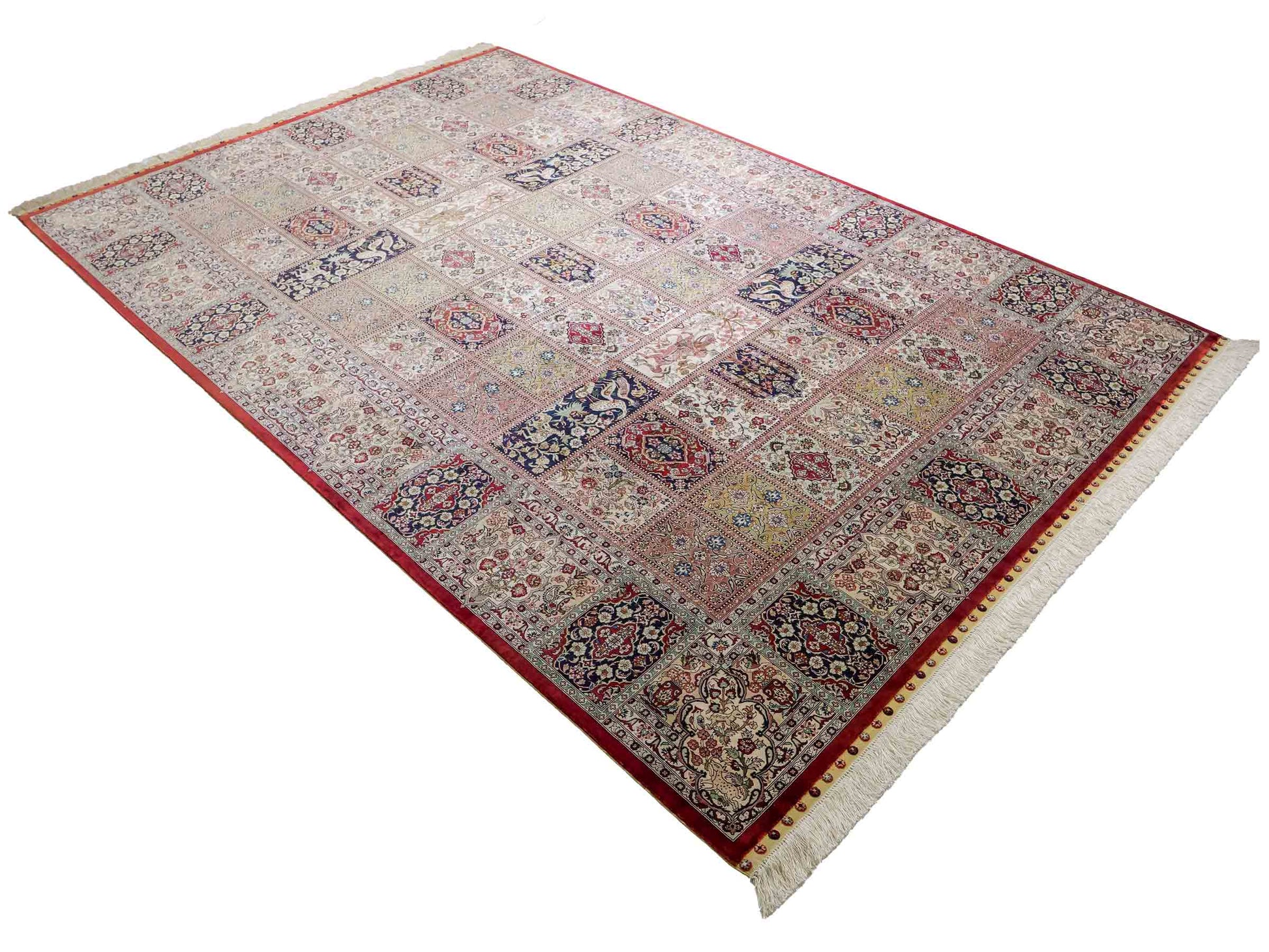 Sehr feiner, handgeknüpfter Khademi Orientteppich mit Ghom Design aus reiner Seide, rot, creme, blau, multicolor. 280x186 cm. Vertrieb durch Jupiter Intl.