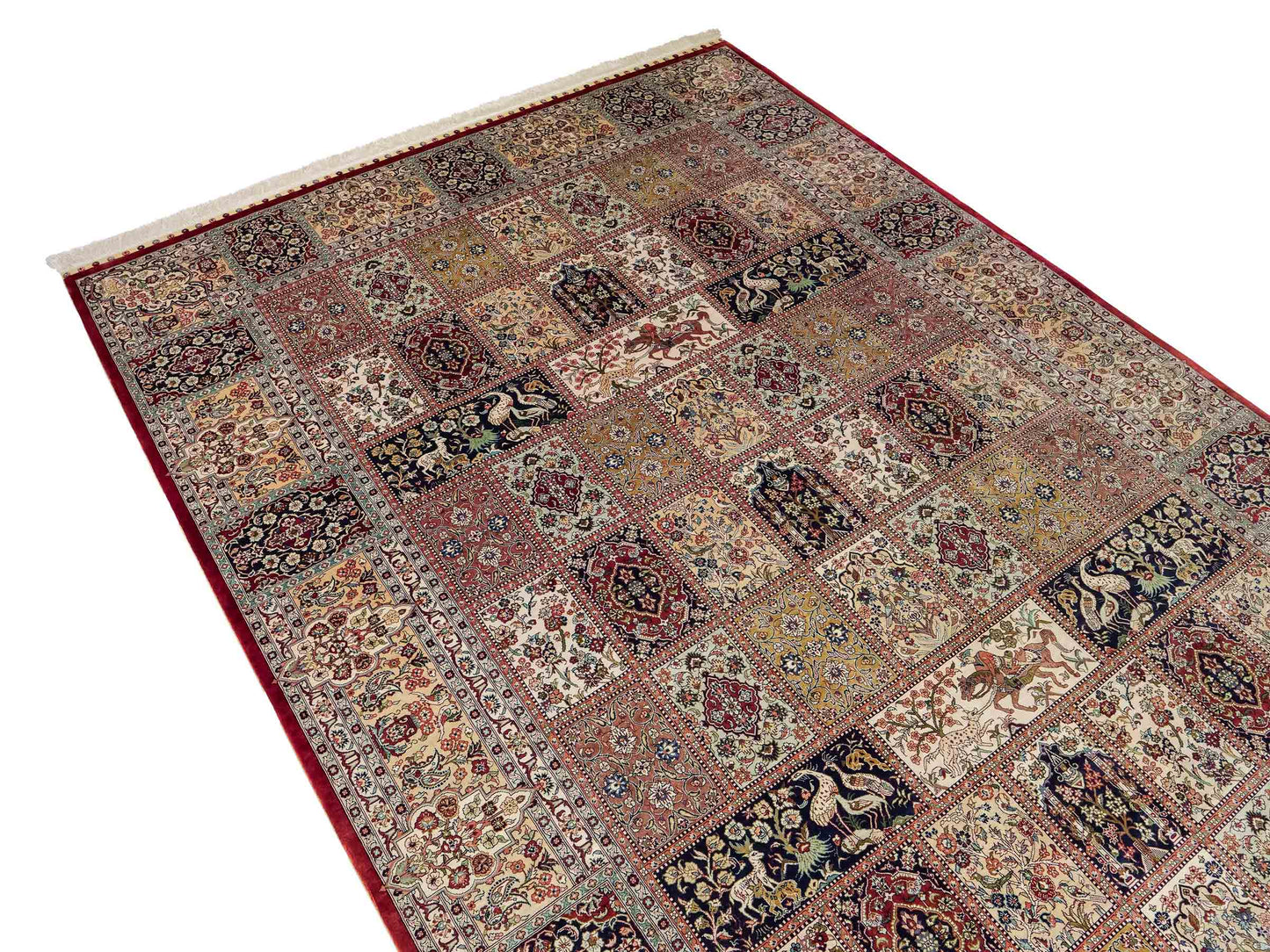 Sehr feiner, handgeknüpfter Khademi Orientteppich mit Ghom Design aus reiner Seide, rot, creme, blau, multicolor. 280x186 cm. Vertrieb durch Jupiter Intl.