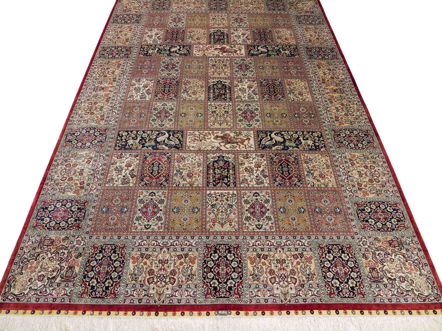 Sehr feiner, handgeknüpfter Khademi Orientteppich mit Ghom Design aus reiner Seide, rot, creme, blau, multicolor. 280x186 cm. Vertrieb durch Jupiter Intl.