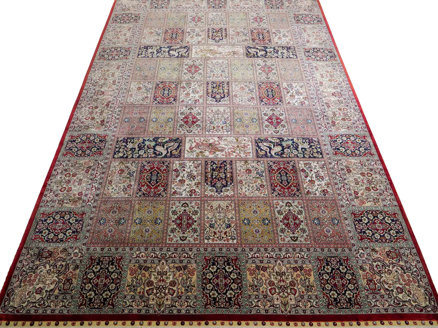 Sehr feiner, handgeknüpfter Khademi Orientteppich mit Ghom Design aus reiner Seide, rot, creme, blau, multicolor. 280x186 cm. Vertrieb durch Jupiter Intl.
