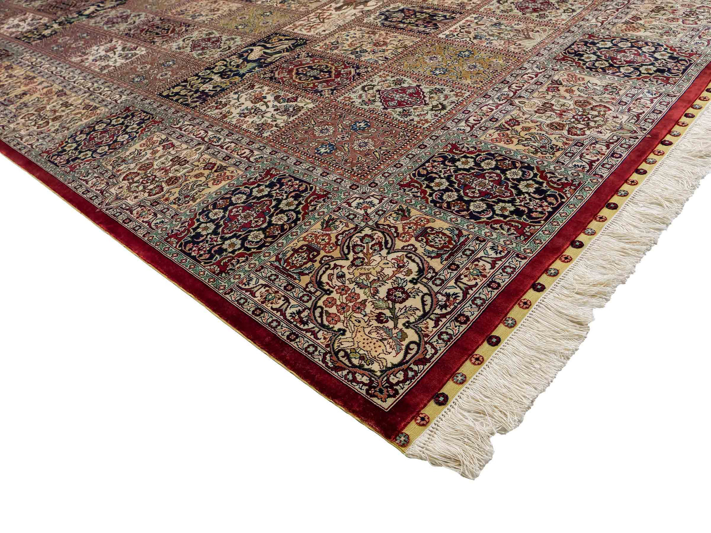 Sehr feiner, handgeknüpfter Khademi Orientteppich mit Ghom Design aus reiner Seide, rot, creme, blau, multicolor. 280x186 cm. Vertrieb durch Jupiter Intl.