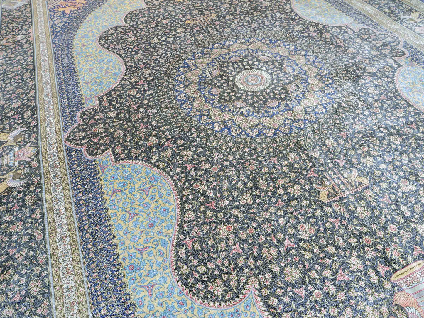 Extrem feiner, handgeknüpfter Khademi Orientteppich mit Ghom Design aus reiner Seide, blau, gold. Unikat. 280x188 cm. Vertrieb durch Jupiter Intl.