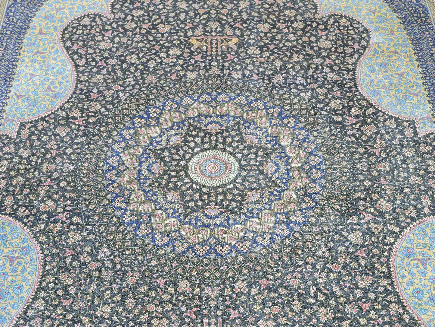 Extrem feiner, handgeknüpfter Khademi Orientteppich mit Ghom Design aus reiner Seide, blau, gold. Unikat. 280x188 cm. Vertrieb durch Jupiter Intl.