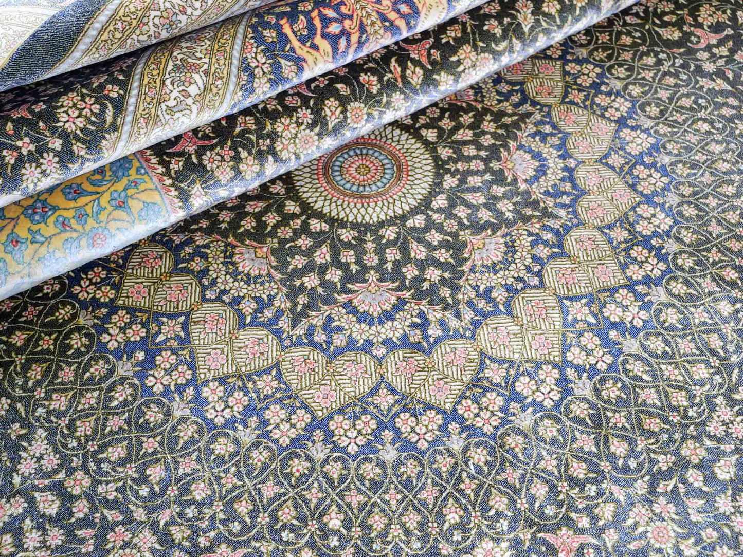 Extrem feiner, handgeknüpfter Khademi Orientteppich mit Ghom Design aus reiner Seide, blau, gold. Unikat. 280x188 cm. Vertrieb durch Jupiter Intl.