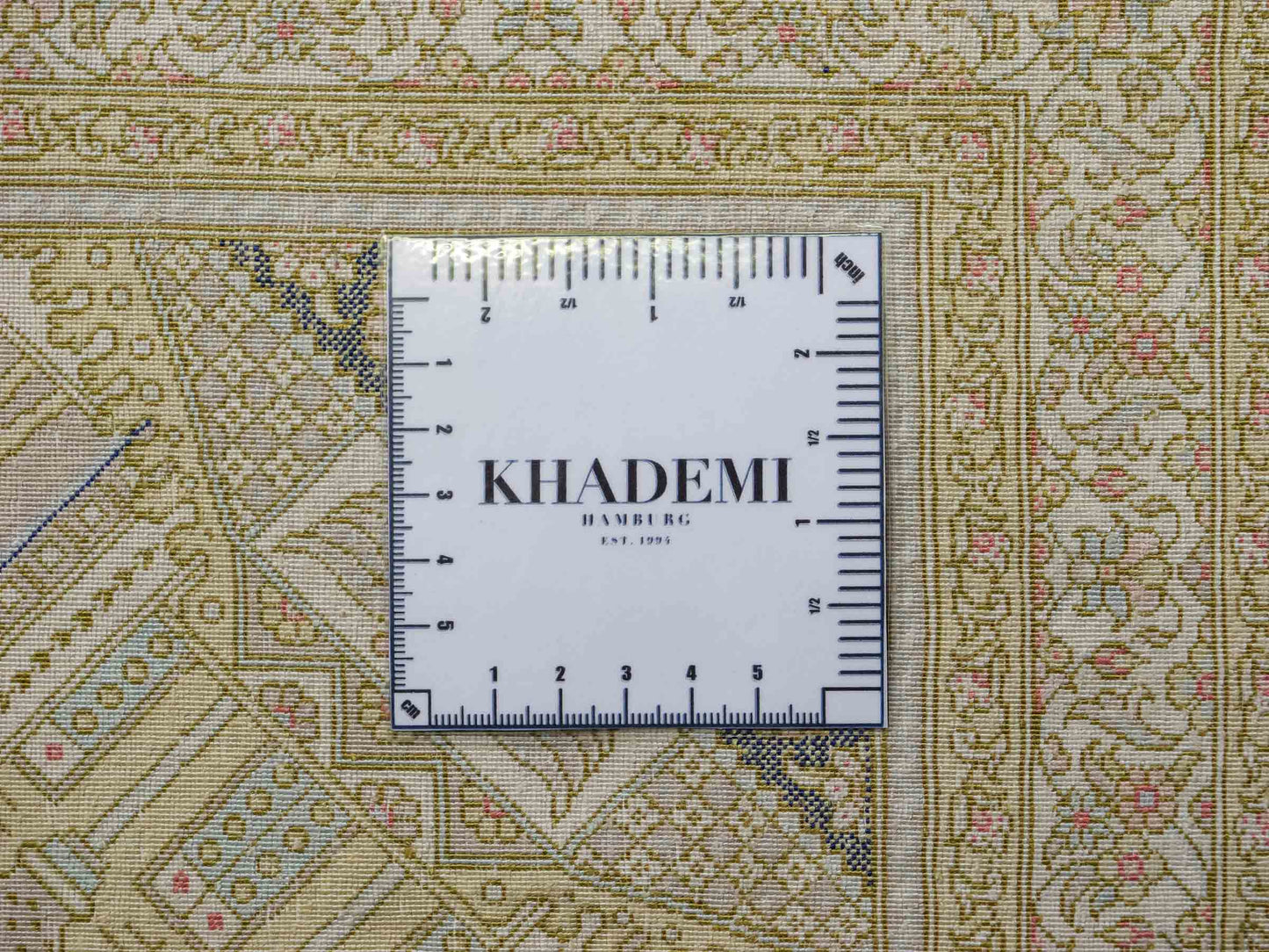Extrem feiner, handgeknüpfter Khademi Orientteppich mit Ghom Design aus reiner Seide, blau, gold. Unikat. 280x188 cm. Vertrieb durch Jupiter Intl.
