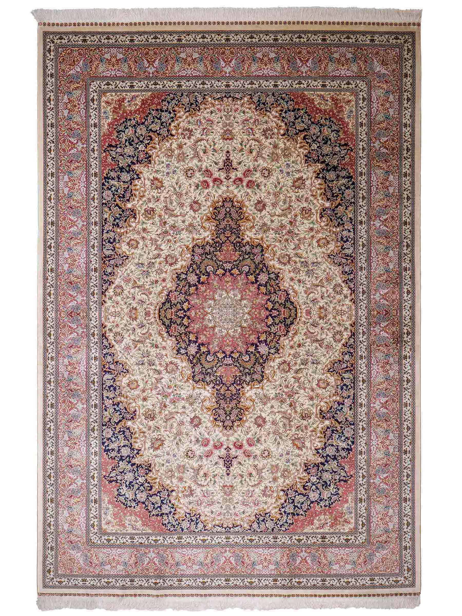Sehr feiner, handgeknüpfter Khademi Orientteppich mit Ghom Design aus reiner Seide, creme, lachs, blau. 282x188 cm. Vertrieb durch Jupiter Intl.