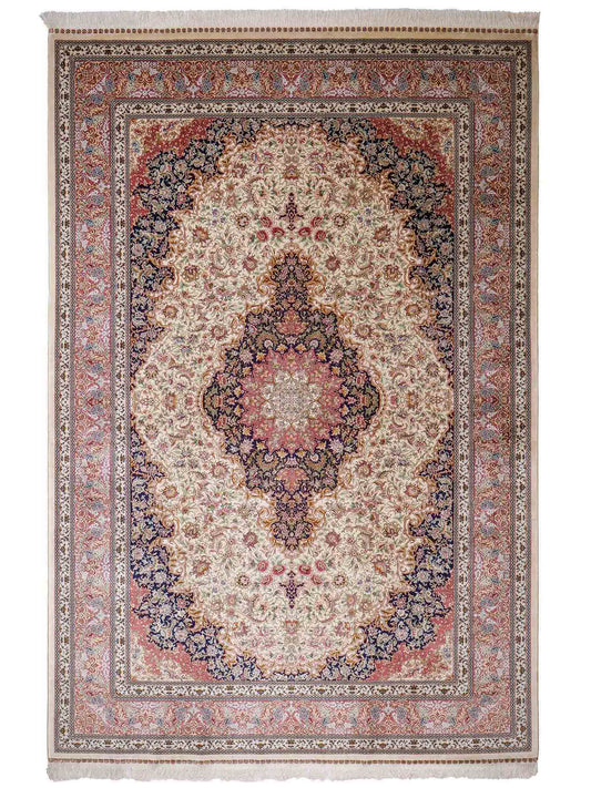 Sehr feiner, handgeknüpfter Khademi Orientteppich mit Ghom Design aus reiner Seide, creme, lachs, blau. 282x188 cm. Vertrieb durch Jupiter Intl.