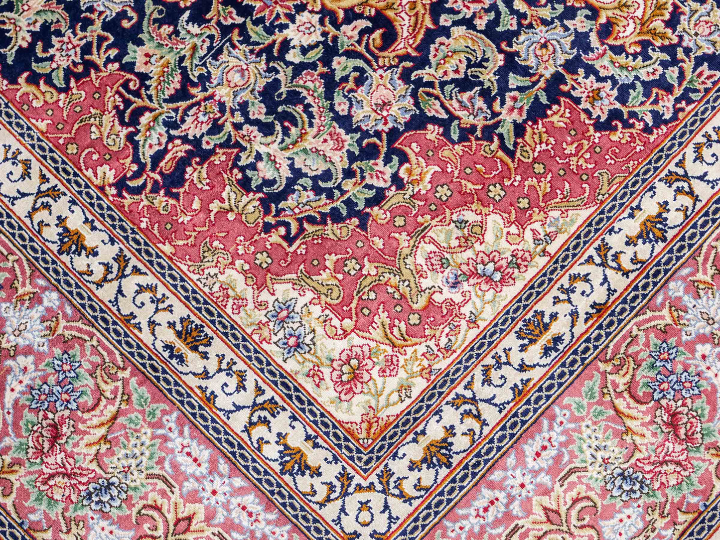 Sehr feiner, handgeknüpfter Khademi Orientteppich mit Ghom Design aus reiner Seide, creme, lachs, blau. 282x188 cm. Vertrieb durch Jupiter Intl.