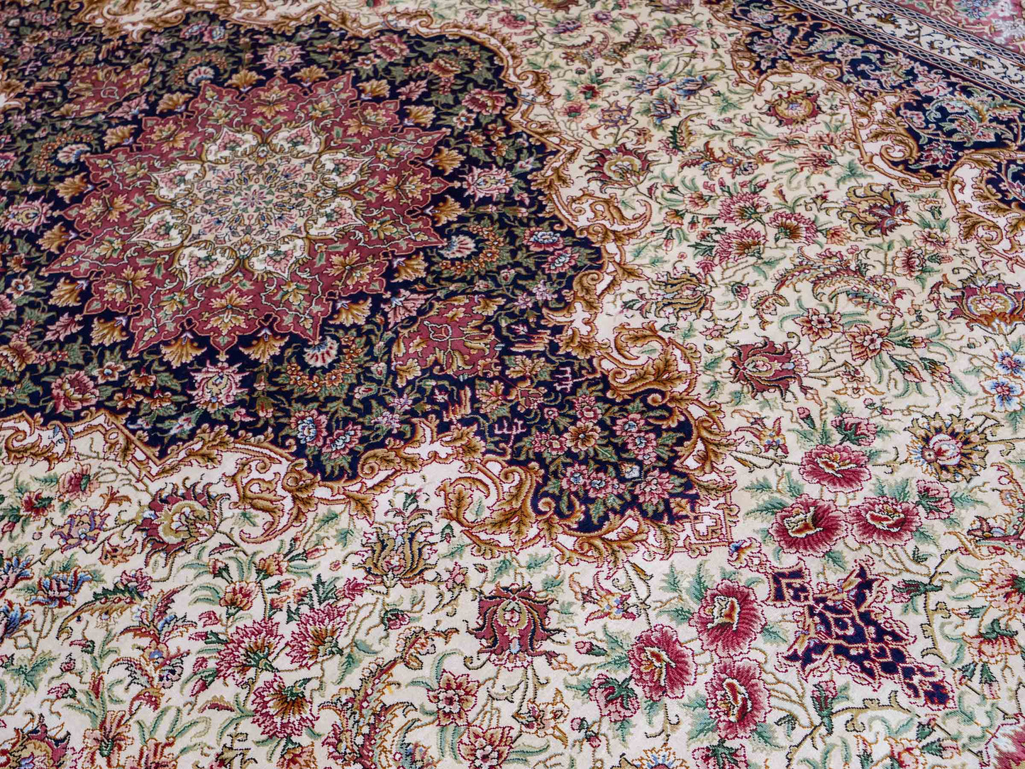 Sehr feiner, handgeknüpfter Khademi Orientteppich mit Ghom Design aus reiner Seide, creme, lachs, blau. 282x188 cm. Vertrieb durch Jupiter Intl.