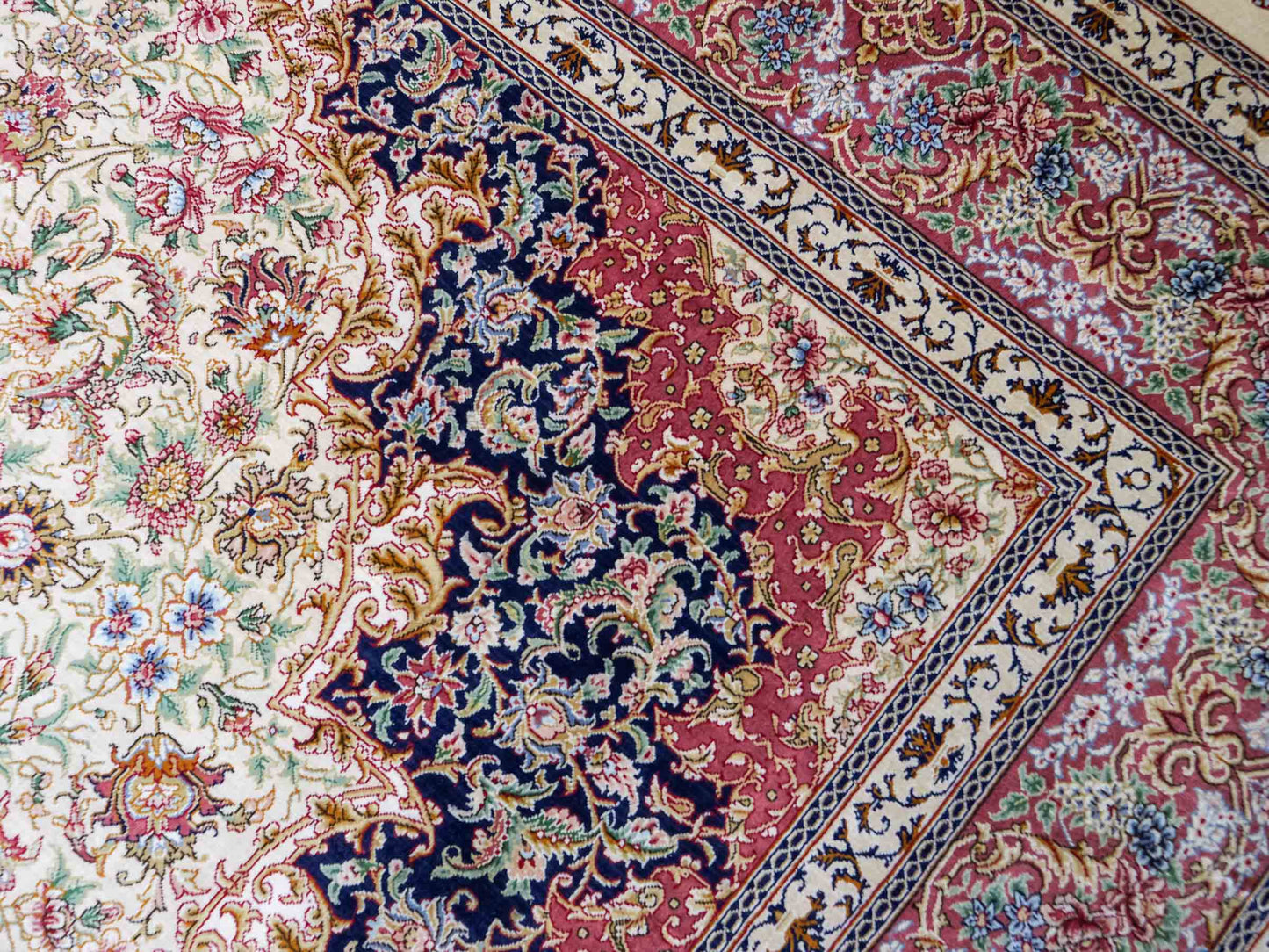 Sehr feiner, handgeknüpfter Khademi Orientteppich mit Ghom Design aus reiner Seide, creme, lachs, blau. 282x188 cm. Vertrieb durch Jupiter Intl.