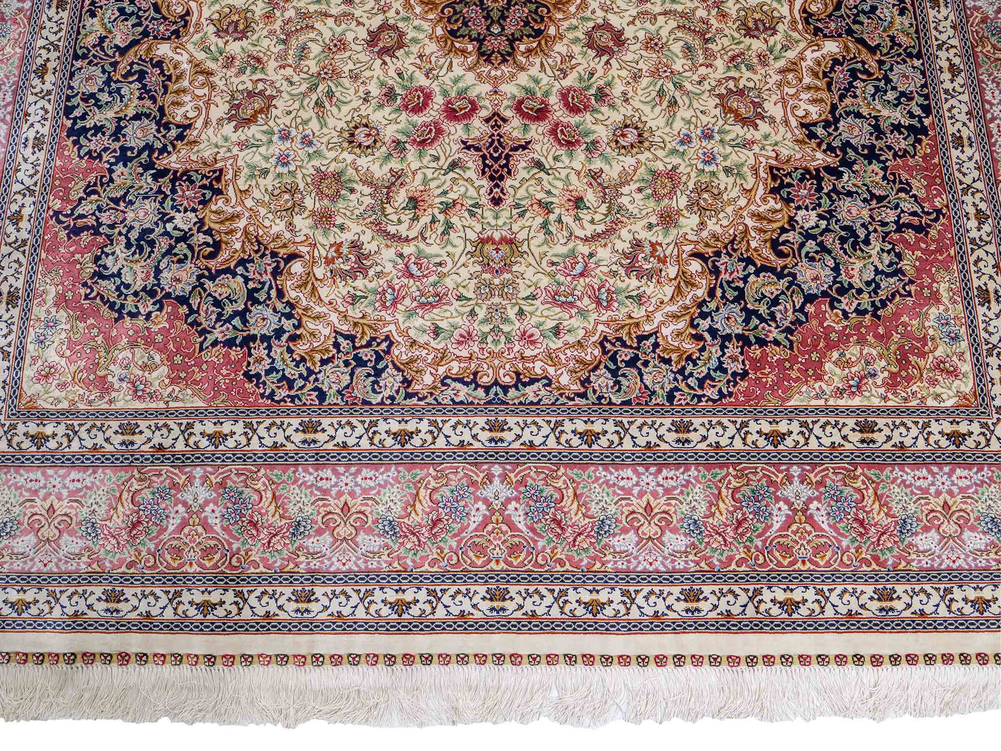 Sehr feiner, handgeknüpfter Khademi Orientteppich mit Ghom Design aus reiner Seide, creme, lachs, blau. 282x188 cm. Vertrieb durch Jupiter Intl.