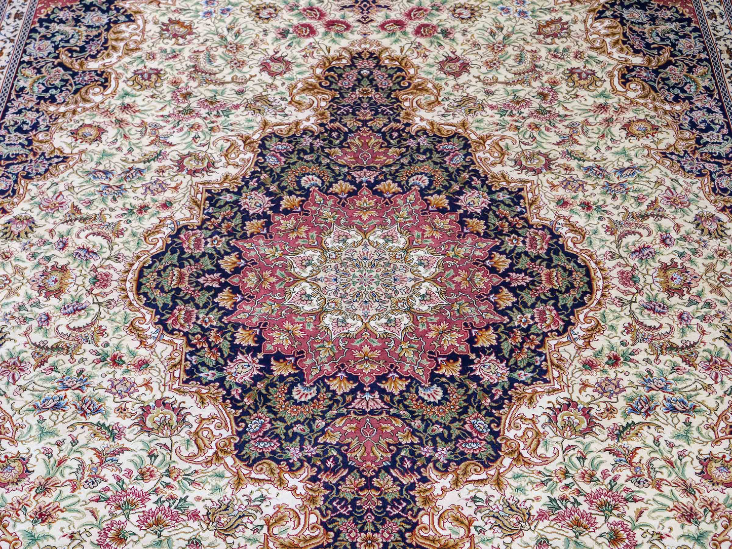 Sehr feiner, handgeknüpfter Khademi Orientteppich mit Ghom Design aus reiner Seide, creme, lachs, blau. 282x188 cm. Vertrieb durch Jupiter Intl.