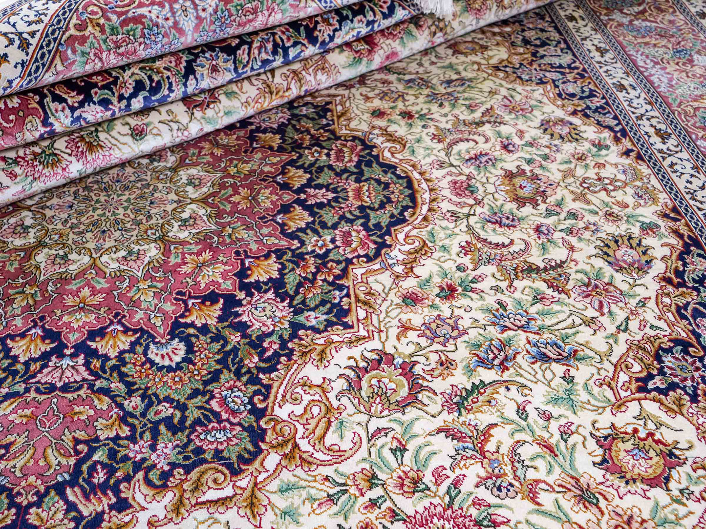 Sehr feiner, handgeknüpfter Khademi Orientteppich mit Ghom Design aus reiner Seide, creme, lachs, blau. 282x188 cm. Vertrieb durch Jupiter Intl.