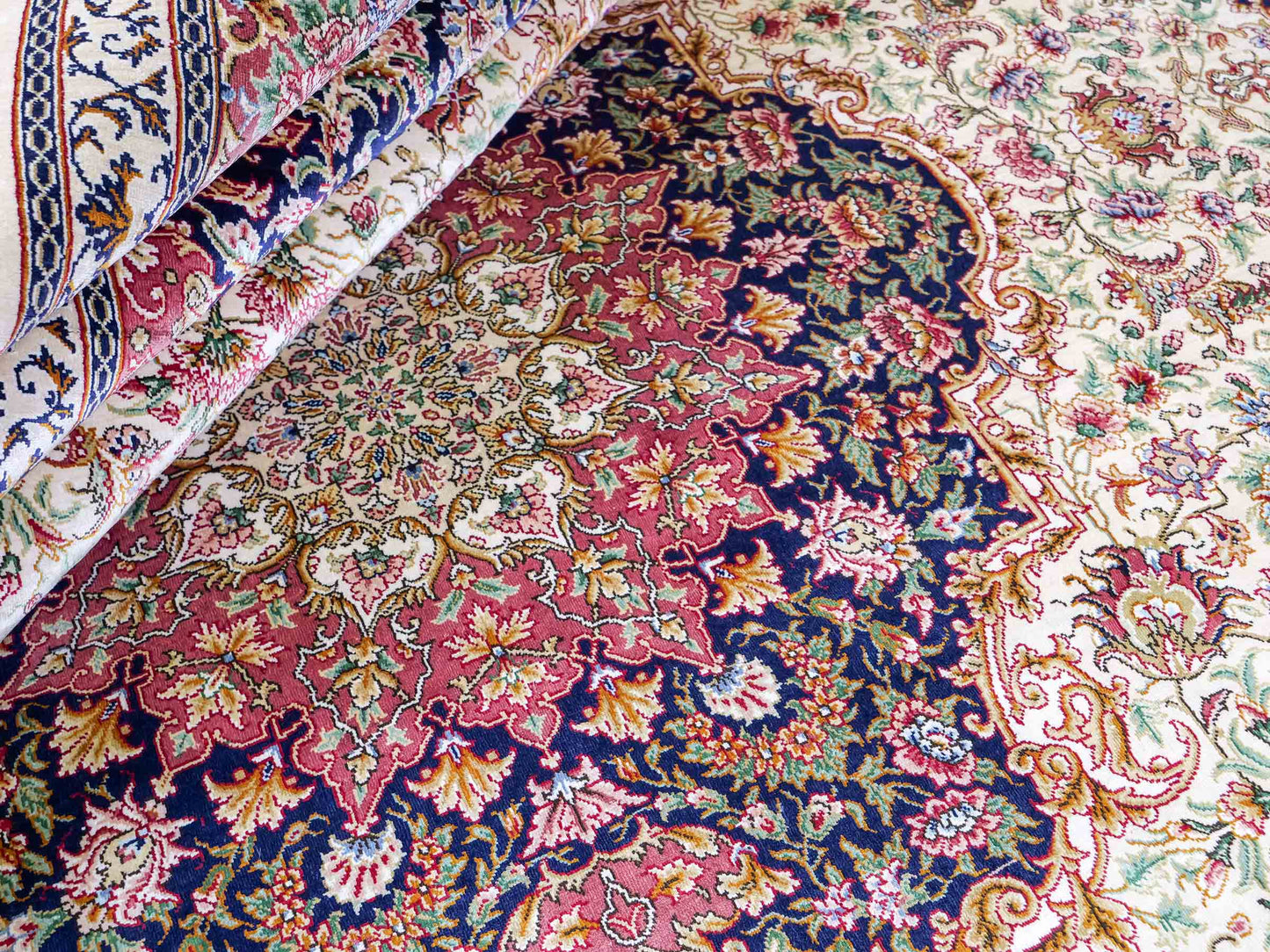 Sehr feiner, handgeknüpfter Khademi Orientteppich mit Ghom Design aus reiner Seide, creme, lachs, blau. 282x188 cm. Vertrieb durch Jupiter Intl.