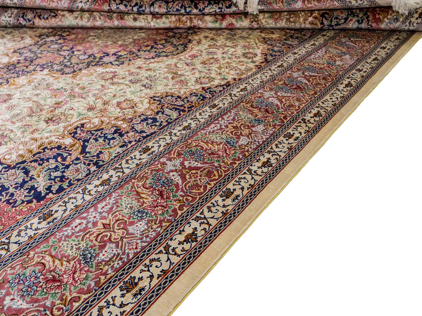 Sehr feiner, handgeknüpfter Khademi Orientteppich mit Ghom Design aus reiner Seide, creme, lachs, blau. 282x188 cm. Vertrieb durch Jupiter Intl.