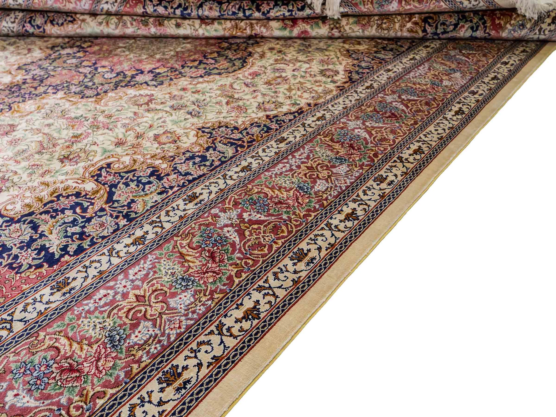 Sehr feiner, handgeknüpfter Khademi Orientteppich mit Ghom Design aus reiner Seide, creme, lachs, blau. 282x188 cm. Vertrieb durch Jupiter Intl.
