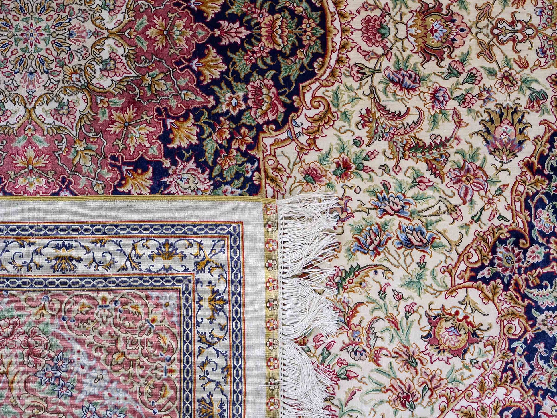 Sehr feiner, handgeknüpfter Khademi Orientteppich mit Ghom Design aus reiner Seide, creme, lachs, blau. 282x188 cm. Vertrieb durch Jupiter Intl.