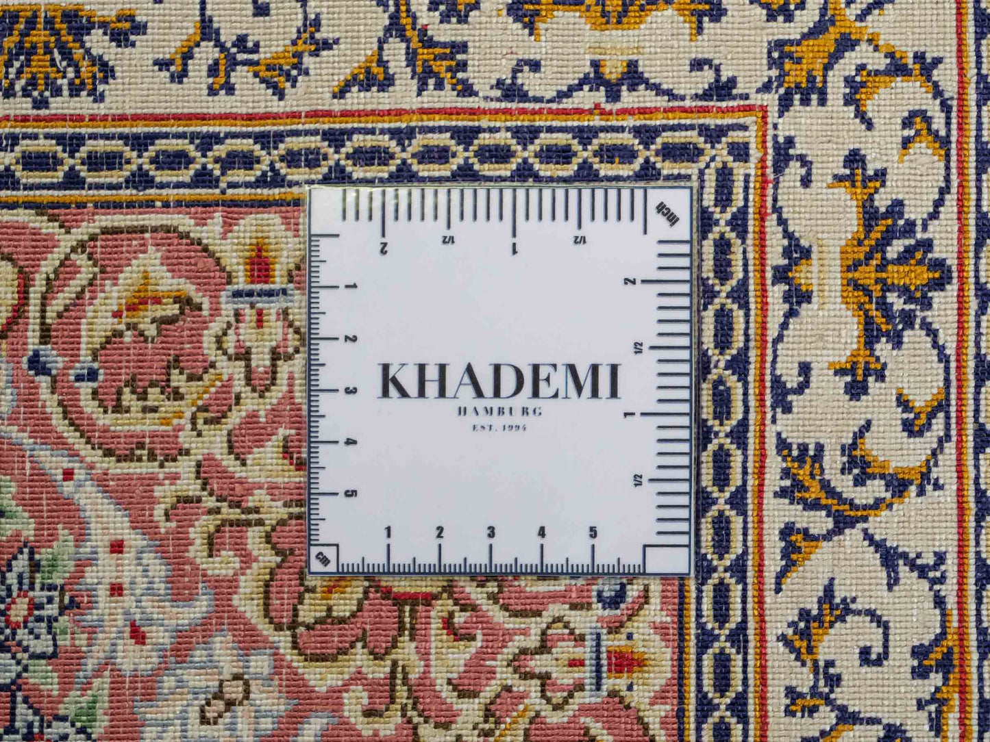 Sehr feiner, handgeknüpfter Khademi Orientteppich mit Ghom Design aus reiner Seide, creme, lachs, blau. 282x188 cm. Vertrieb durch Jupiter Intl.