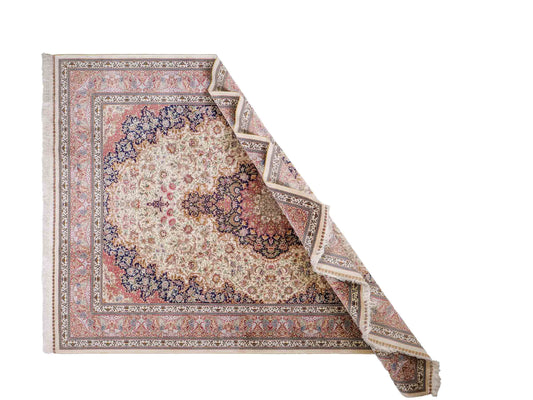 Sehr feiner, handgeknüpfter Khademi Orientteppich mit Ghom Design aus reiner Seide, creme, lachs, blau. 282x188 cm. Vertrieb durch Jupiter Intl.