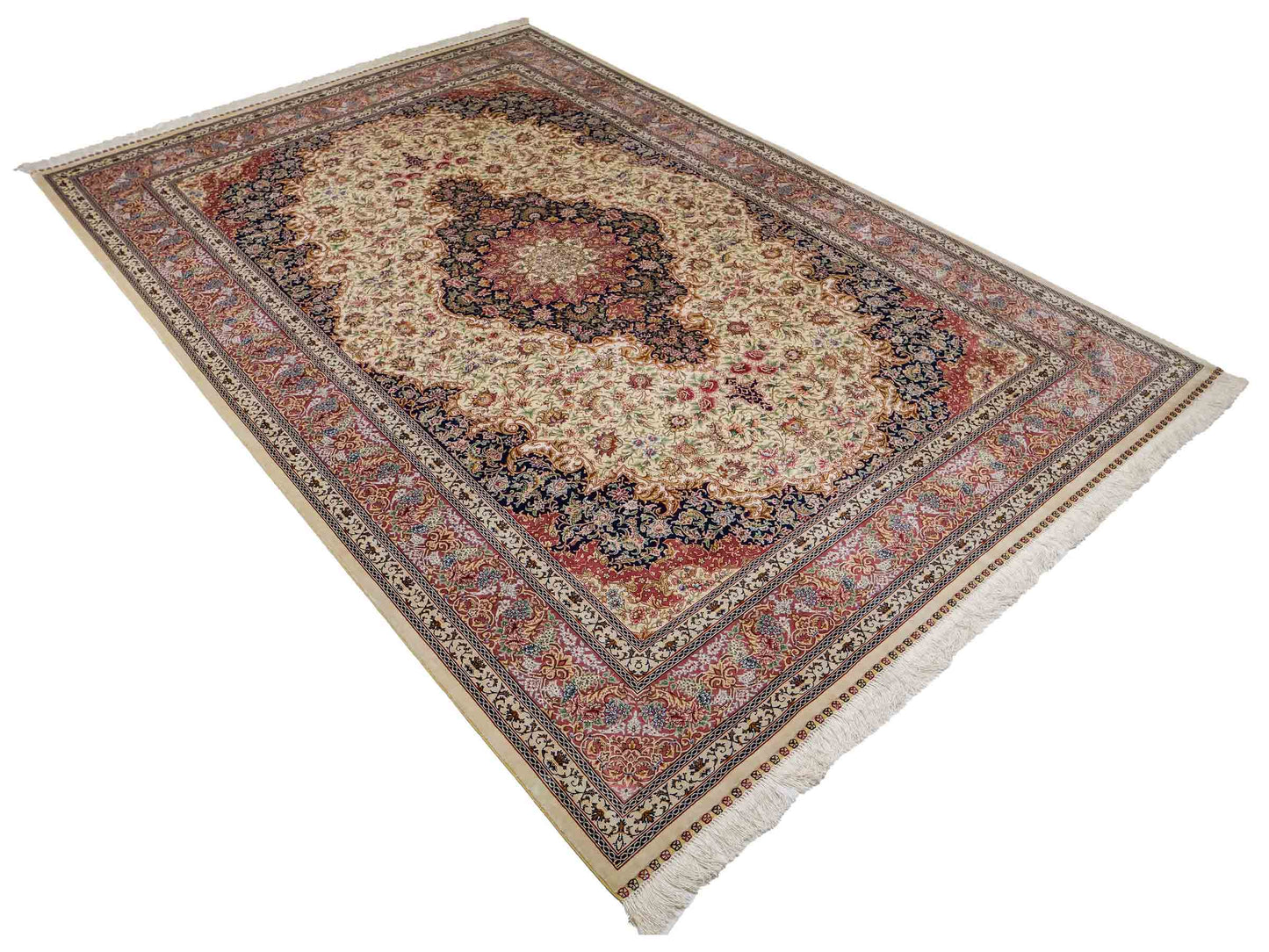 Sehr feiner, handgeknüpfter Khademi Orientteppich mit Ghom Design aus reiner Seide, creme, lachs, blau. 282x188 cm. Vertrieb durch Jupiter Intl.