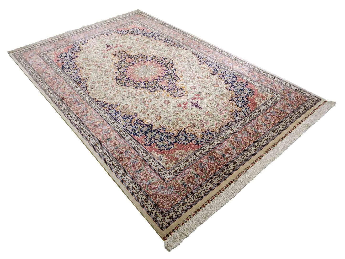Sehr feiner, handgeknüpfter Khademi Orientteppich mit Ghom Design aus reiner Seide, creme, lachs, blau. 282x188 cm. Vertrieb durch Jupiter Intl.