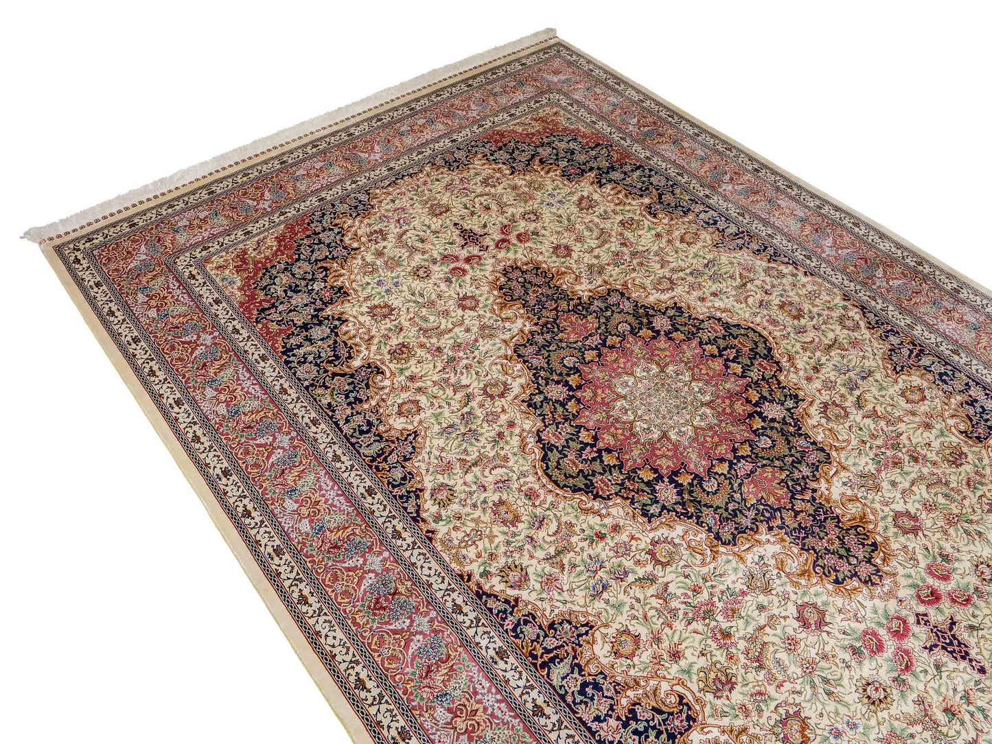 Sehr feiner, handgeknüpfter Khademi Orientteppich mit Ghom Design aus reiner Seide, creme, lachs, blau. 282x188 cm. Vertrieb durch Jupiter Intl.