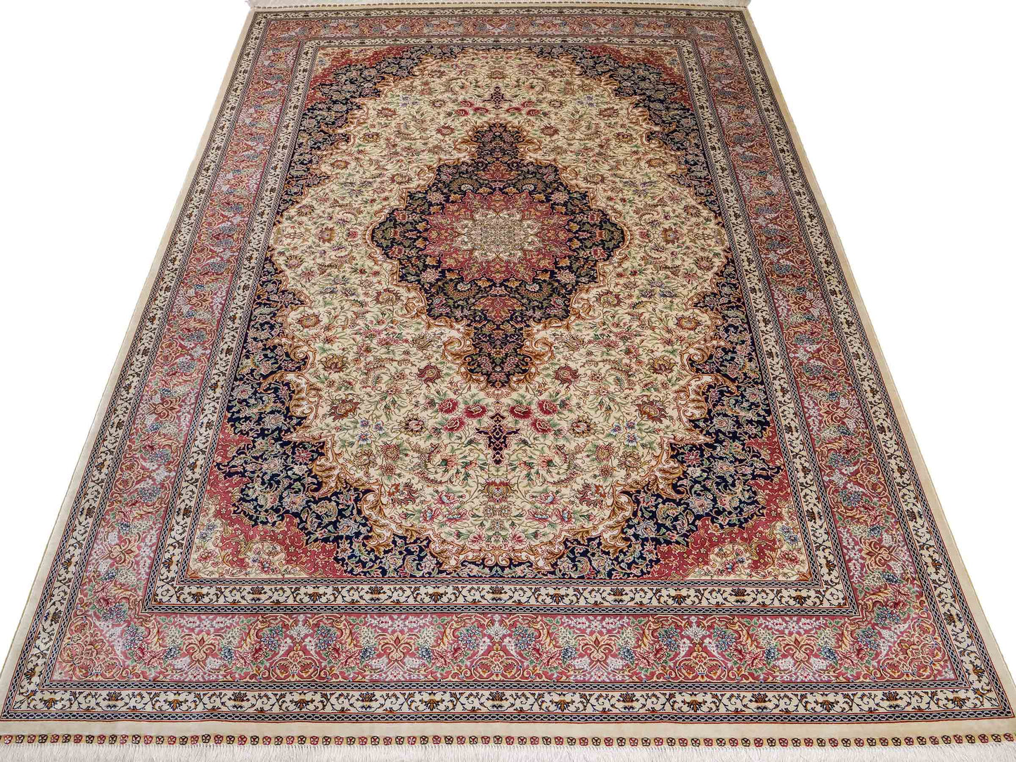 Sehr feiner, handgeknüpfter Khademi Orientteppich mit Ghom Design aus reiner Seide, creme, lachs, blau. 282x188 cm. Vertrieb durch Jupiter Intl.
