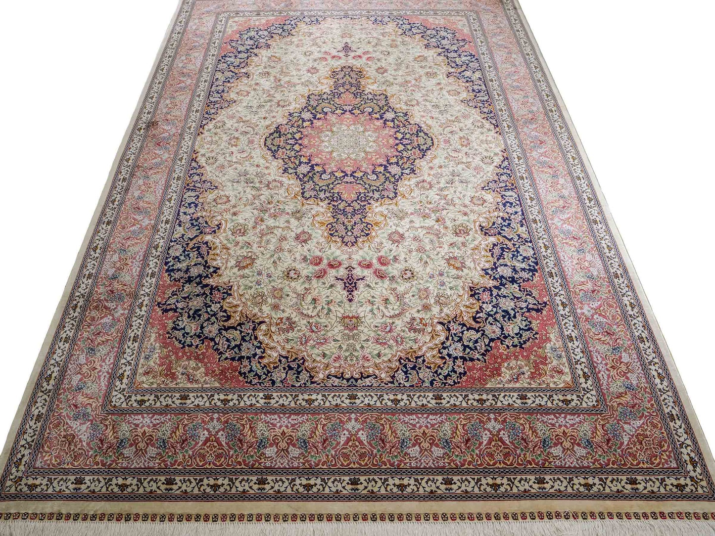 Sehr feiner, handgeknüpfter Khademi Orientteppich mit Ghom Design aus reiner Seide, creme, lachs, blau. 282x188 cm. Vertrieb durch Jupiter Intl.