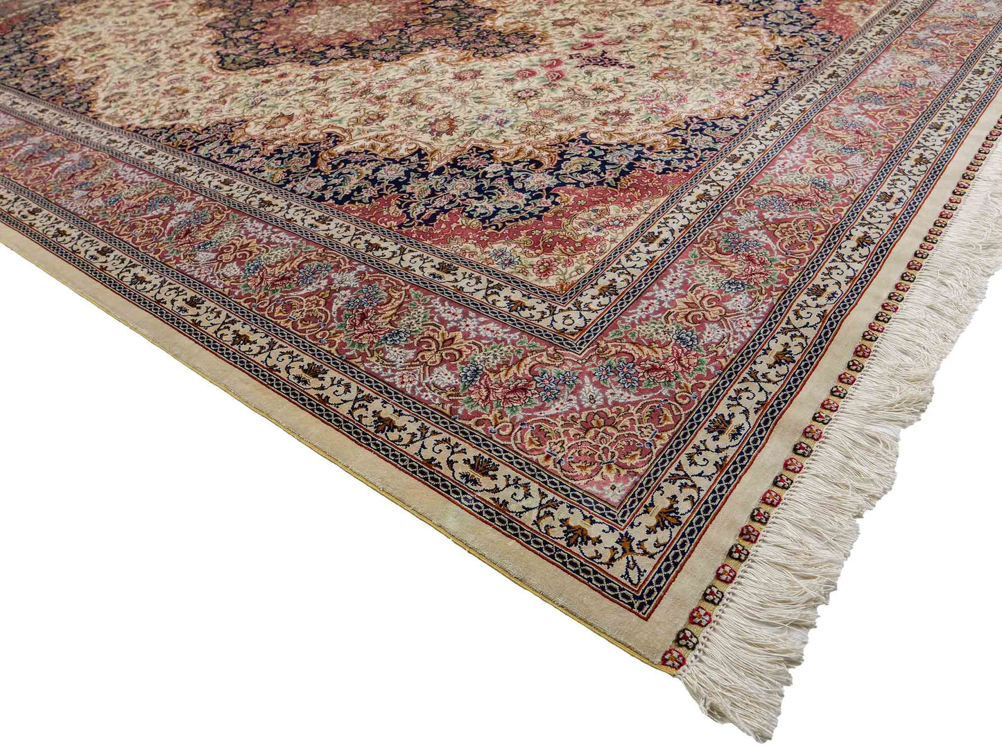 Sehr feiner, handgeknüpfter Khademi Orientteppich mit Ghom Design aus reiner Seide, creme, lachs, blau. 282x188 cm. Vertrieb durch Jupiter Intl.