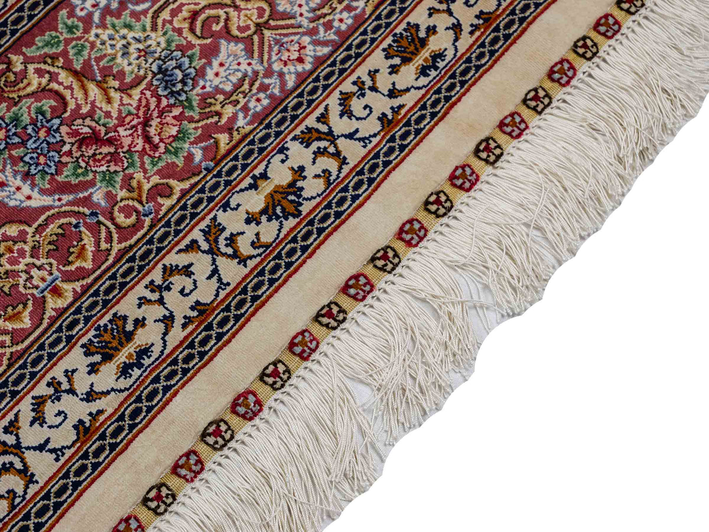 Sehr feiner, handgeknüpfter Khademi Orientteppich mit Ghom Design aus reiner Seide, creme, lachs, blau. 282x188 cm. Vertrieb durch Jupiter Intl.