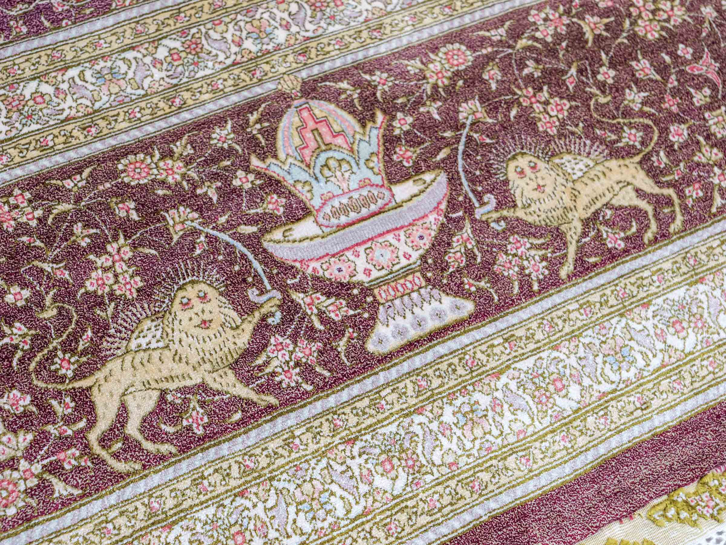 Extrem feiner, handgeknüpfter Khademi Orientteppich mit Ghom Design aus reiner Seide, braun, rost, gold. Unikat. 286x187 cm. Vertrieb durch Jupiter Intl.