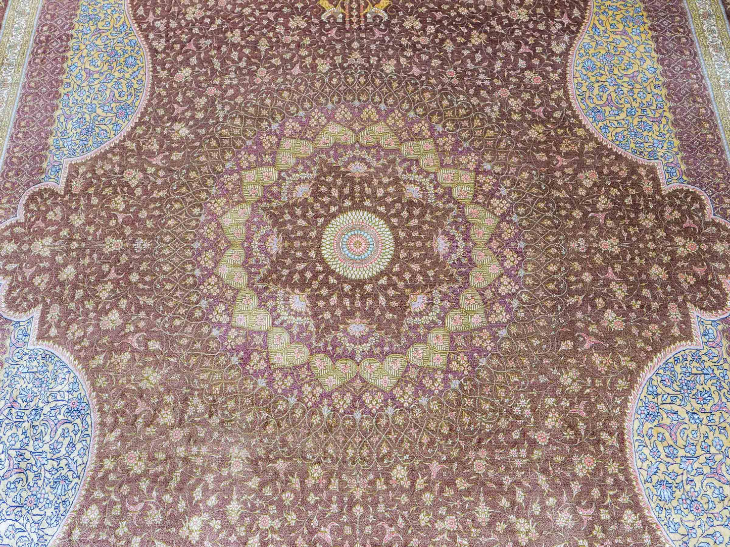 Extrem feiner, handgeknüpfter Khademi Orientteppich mit Ghom Design aus reiner Seide, braun, rost, gold. Unikat. 286x187 cm. Vertrieb durch Jupiter Intl.
