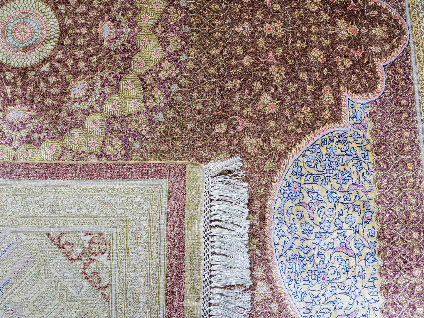 Extrem feiner, handgeknüpfter Khademi Orientteppich mit Ghom Design aus reiner Seide, braun, rost, gold. Unikat. 286x187 cm. Vertrieb durch Jupiter Intl.