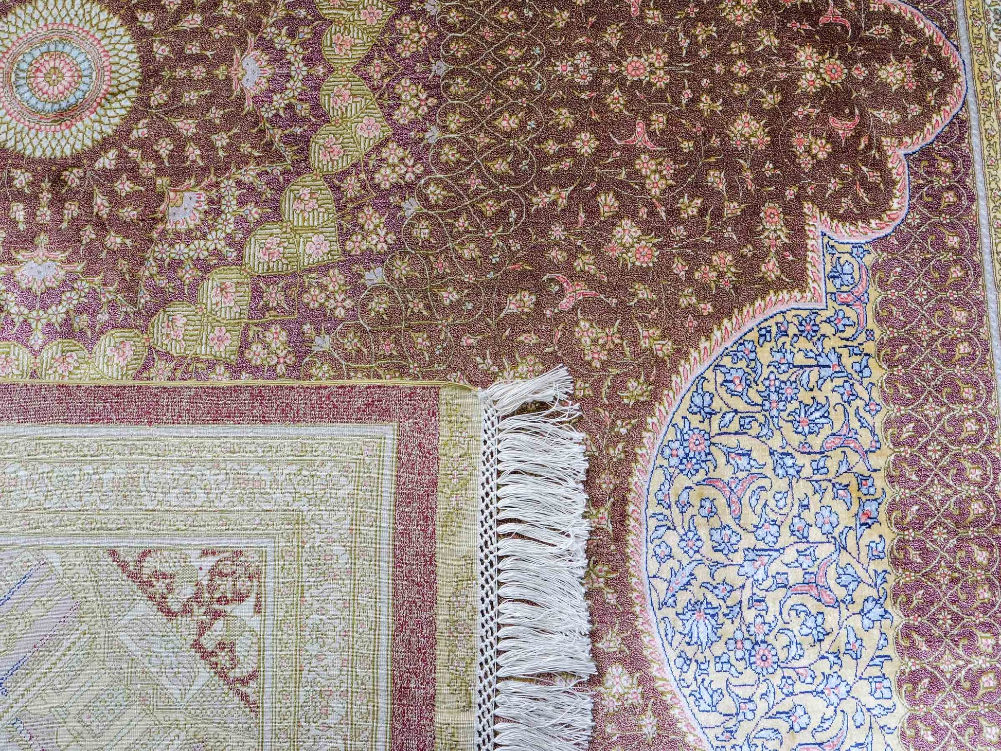 Extrem feiner, handgeknüpfter Khademi Orientteppich mit Ghom Design aus reiner Seide, braun, rost, gold. Unikat. 286x187 cm. Vertrieb durch Jupiter Intl.