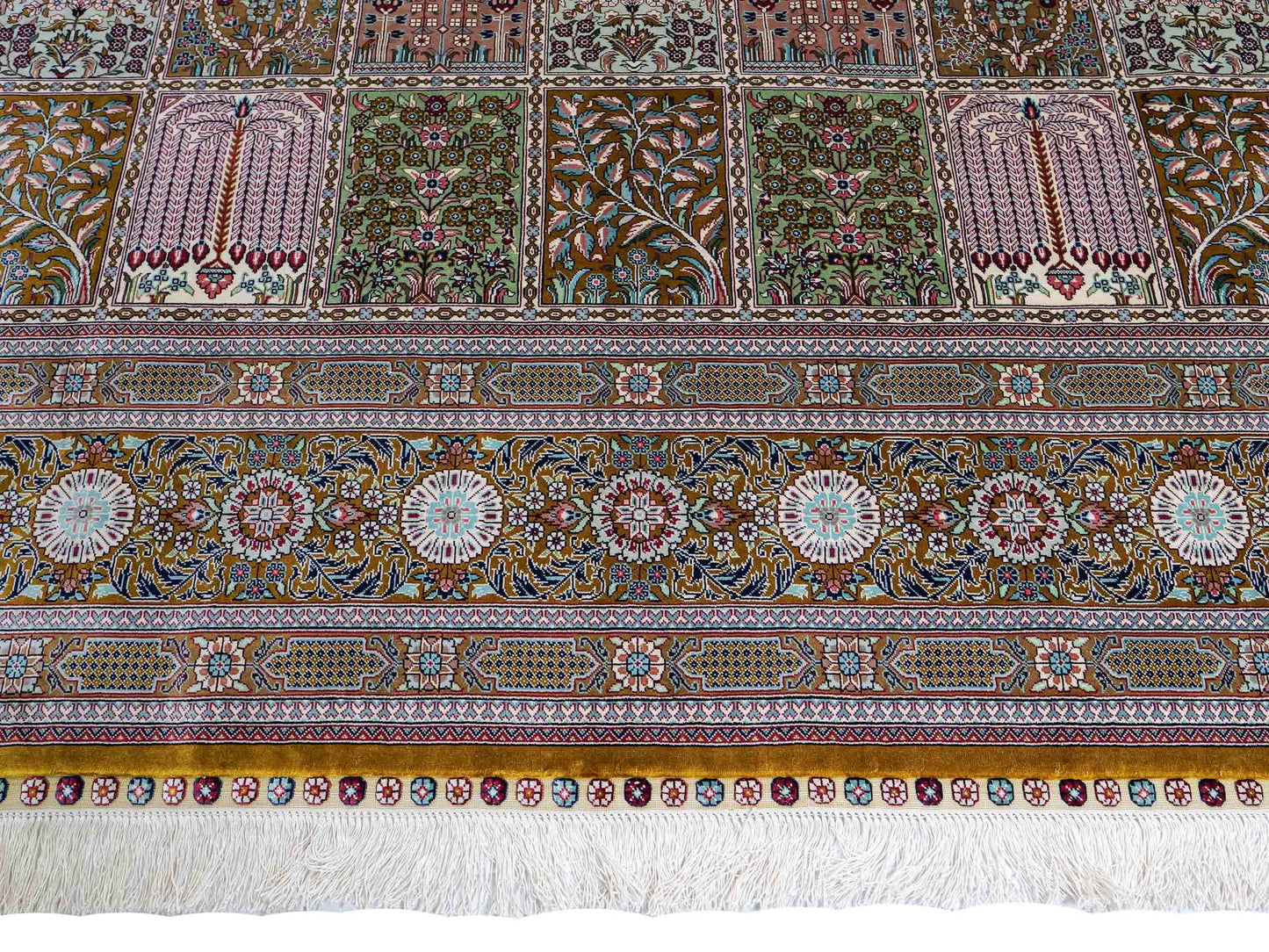 Sehr feiner, handgeknüpfter Khademi Orientteppich mit Ghom Design aus reiner Seide, braun, oliv, multicolor. 287x185 cm. Vertrieb durch Jupiter Intl.
